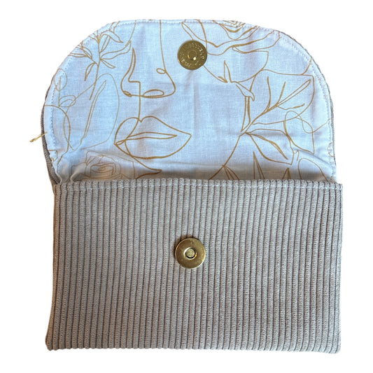 Pochette velours multifonctions taupe « Visage d’or »